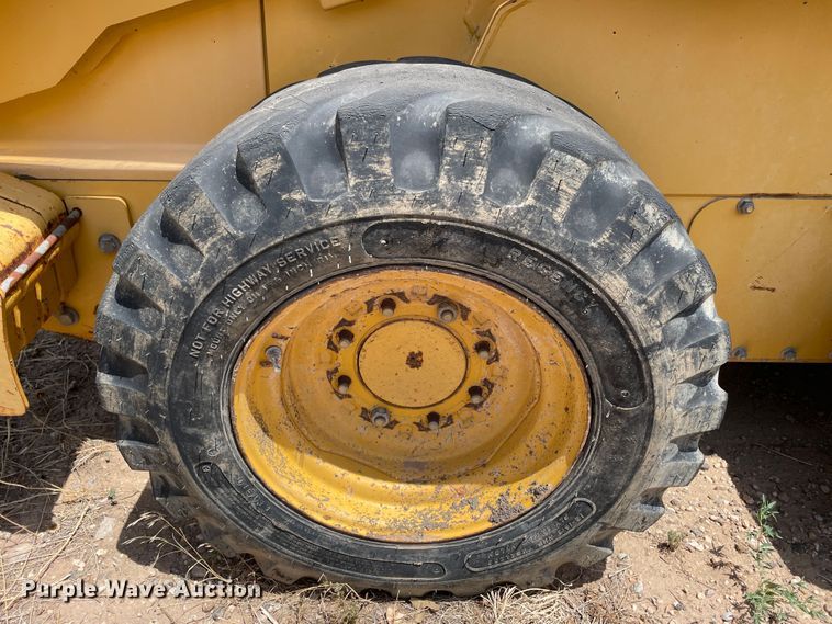 image for item DJ5046 2003 John Deere 250 Series II  skid steer loader