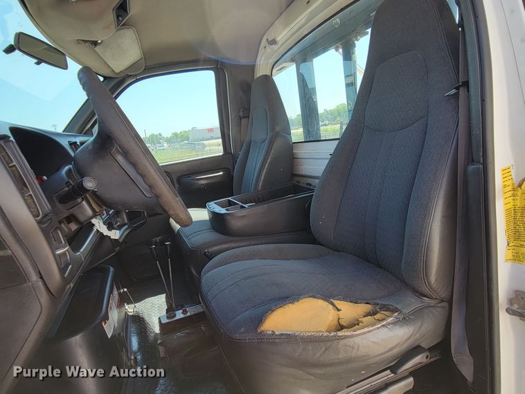 image for item DM2399 2005 GMC C6500  hook lift truck