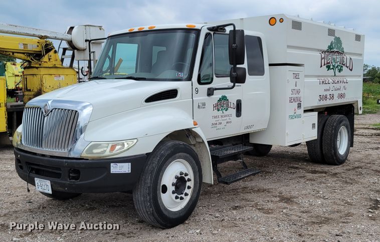 image for item DM2426 2004 International 4200  chipper truck