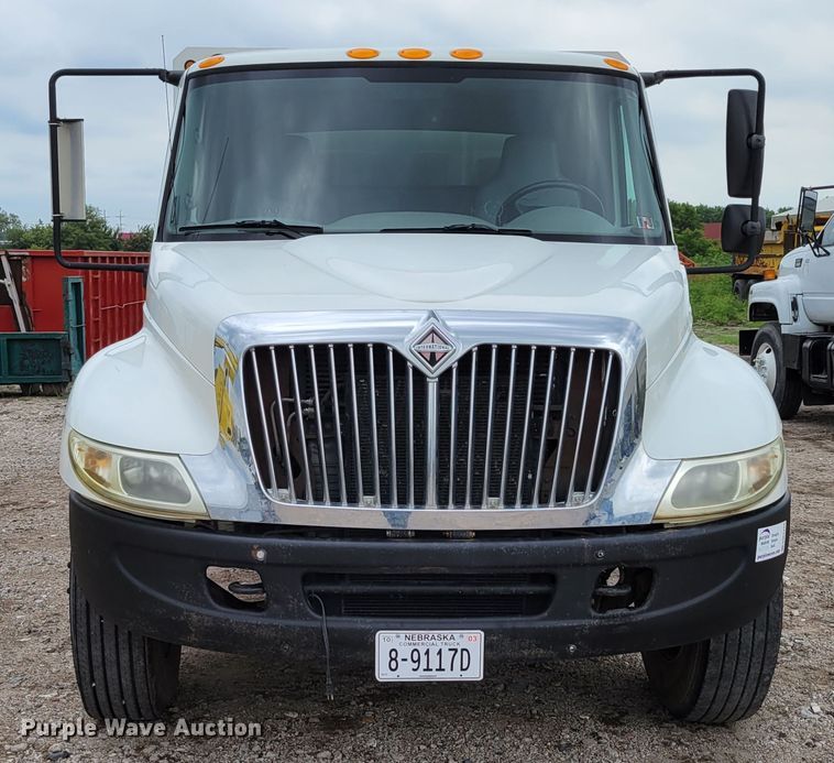 image for item DM2426 2004 International 4200  chipper truck