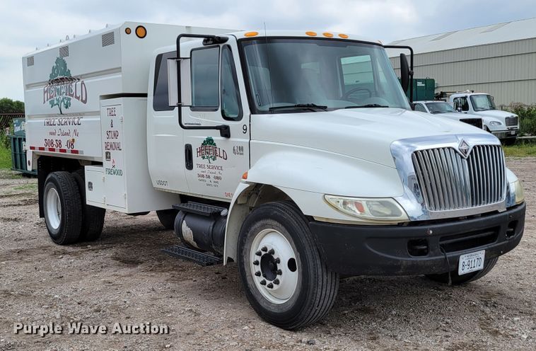 image for item DM2426 2004 International 4200  chipper truck