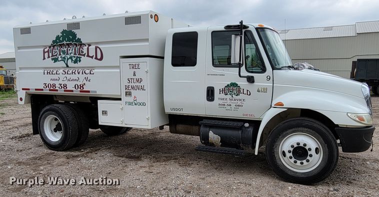 image for item DM2426 2004 International 4200  chipper truck