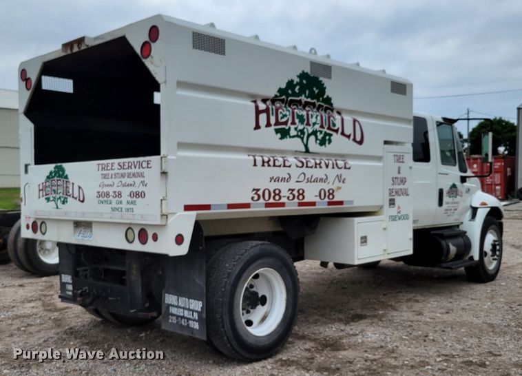 image for item DM2426 2004 International 4200  chipper truck