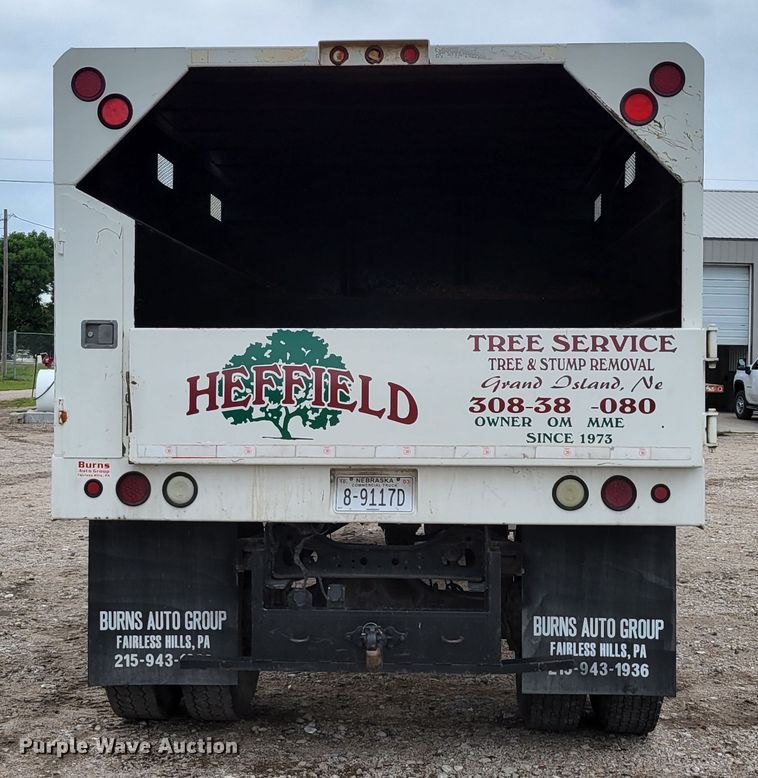 image for item DM2426 2004 International 4200  chipper truck