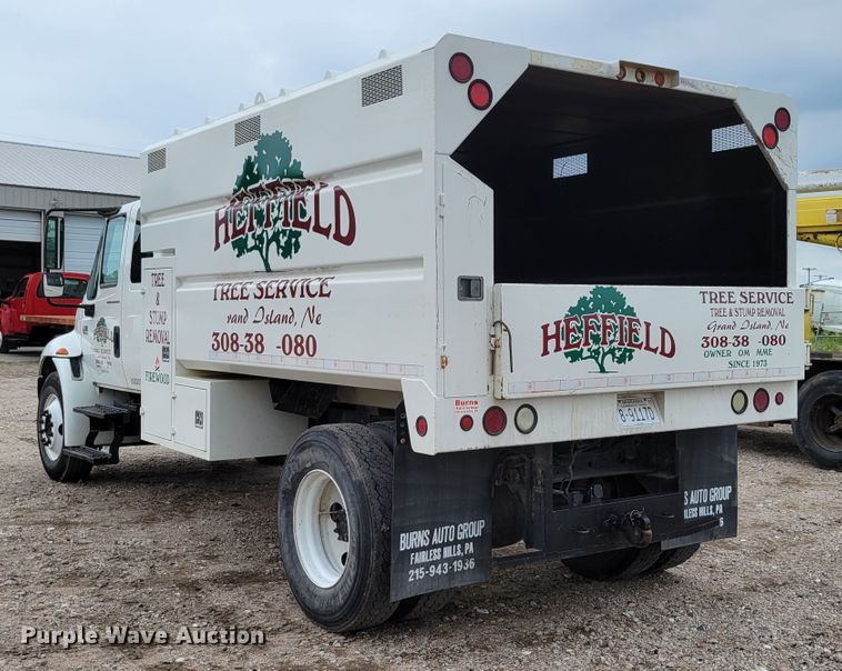 image for item DM2426 2004 International 4200  chipper truck