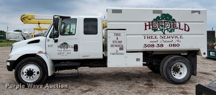 image for item DM2426 2004 International 4200  chipper truck