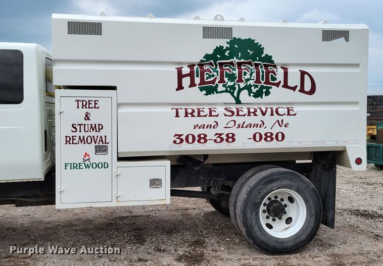 image for item DM2426 2004 International 4200  chipper truck