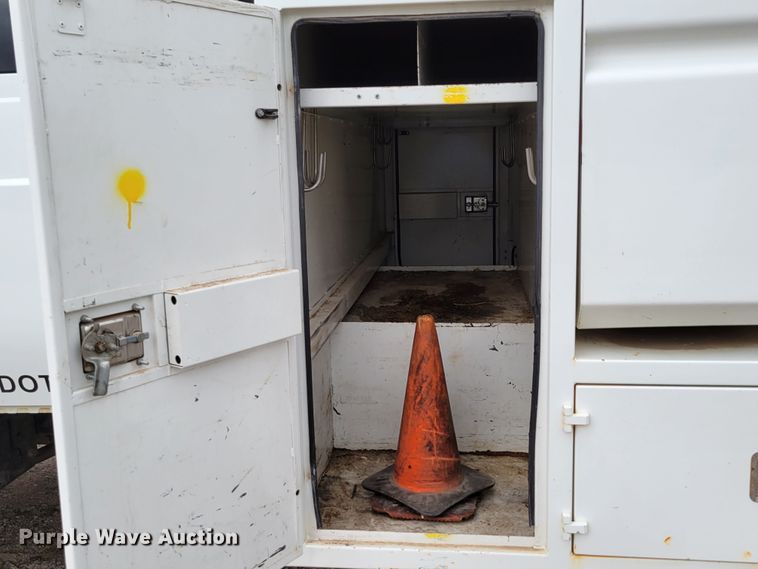 image for item DM2426 2004 International 4200  chipper truck