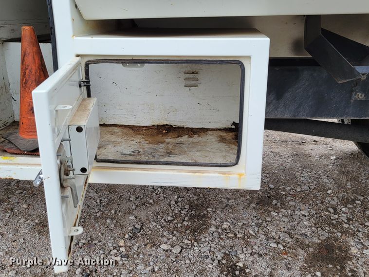 image for item DM2426 2004 International 4200  chipper truck