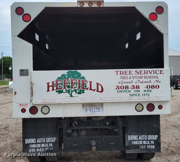 image for item DM2426 2004 International 4200  chipper truck