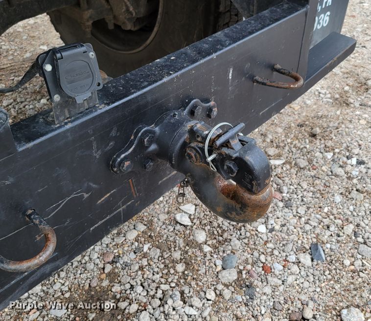 image for item DM2426 2004 International 4200  chipper truck