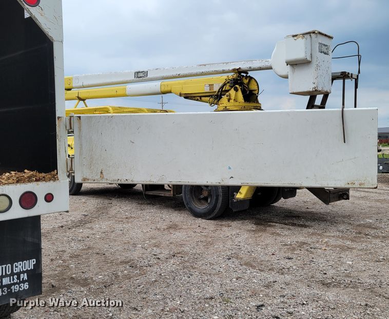 image for item DM2426 2004 International 4200  chipper truck