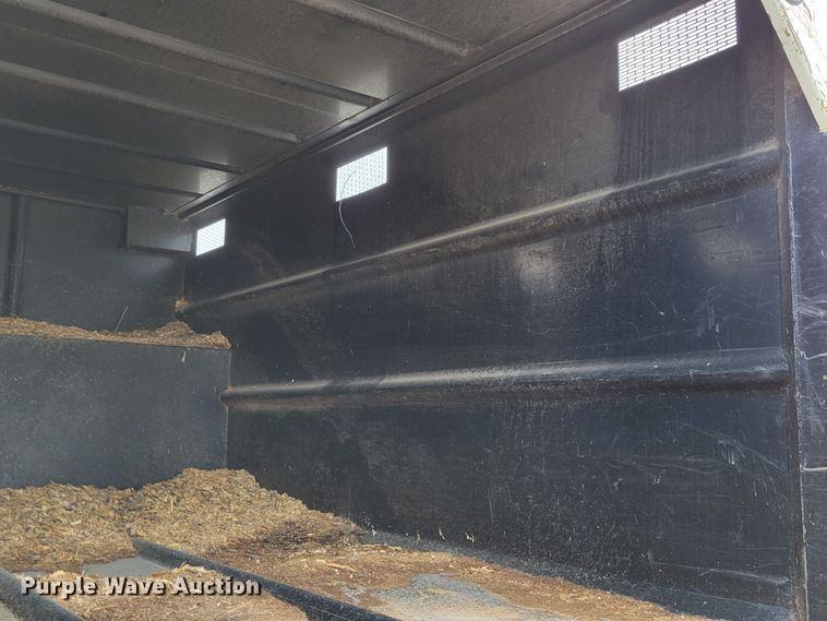 image for item DM2426 2004 International 4200  chipper truck