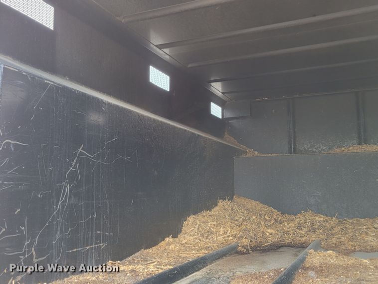 image for item DM2426 2004 International 4200  chipper truck