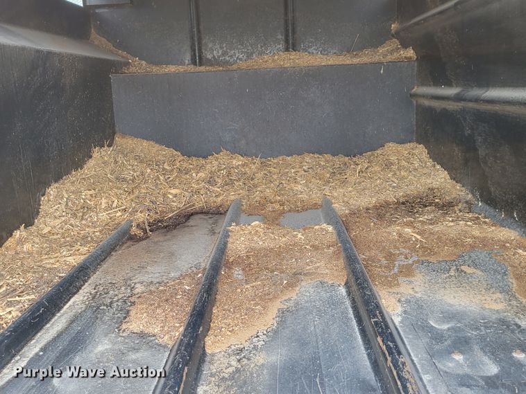 image for item DM2426 2004 International 4200  chipper truck