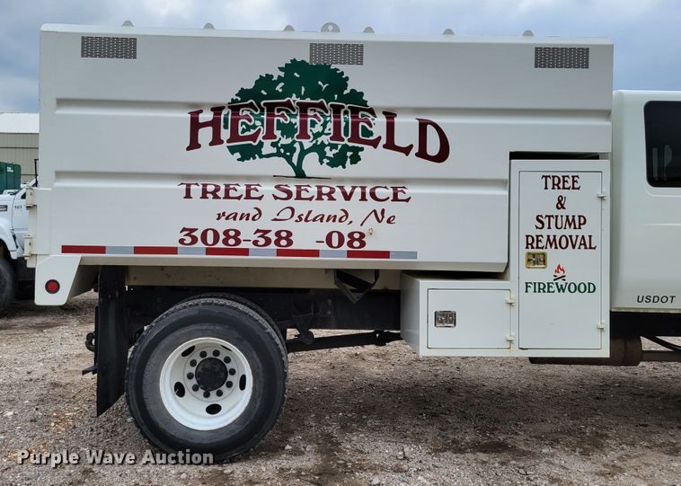 image for item DM2426 2004 International 4200  chipper truck