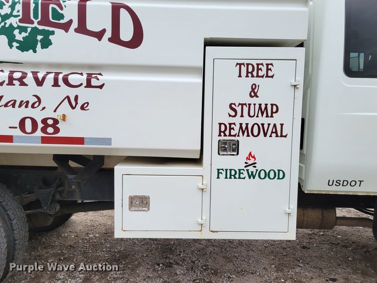 image for item DM2426 2004 International 4200  chipper truck