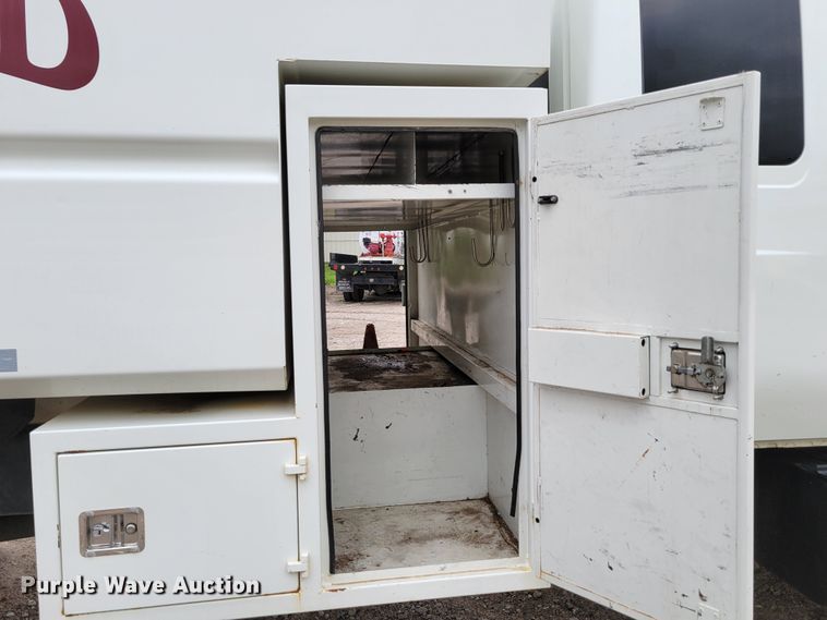 image for item DM2426 2004 International 4200  chipper truck