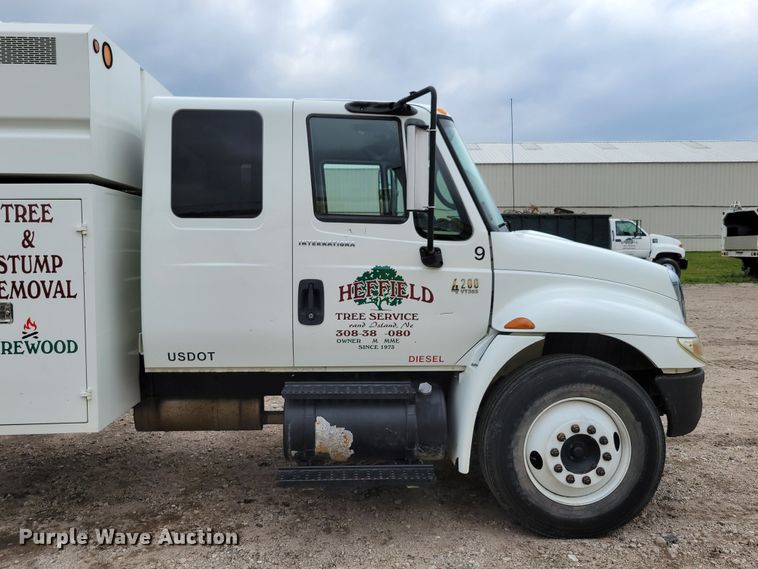 image for item DM2426 2004 International 4200  chipper truck