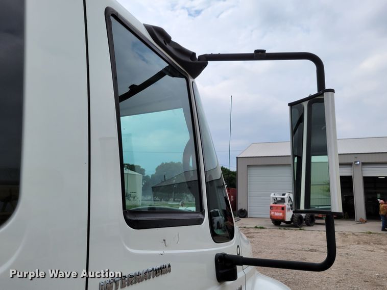 image for item DM2426 2004 International 4200  chipper truck