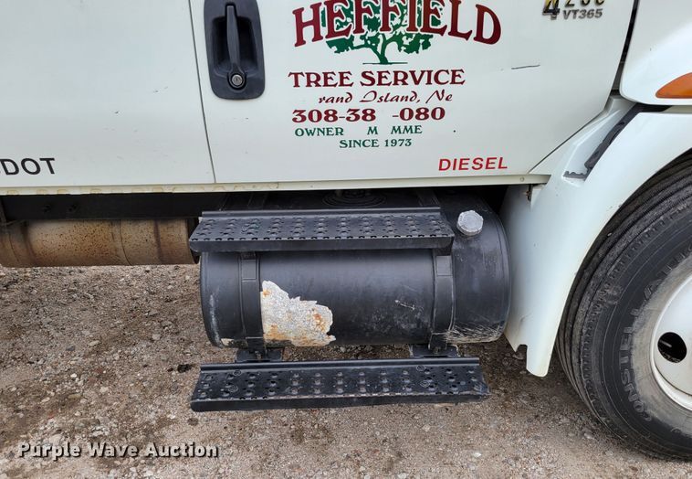 image for item DM2426 2004 International 4200  chipper truck