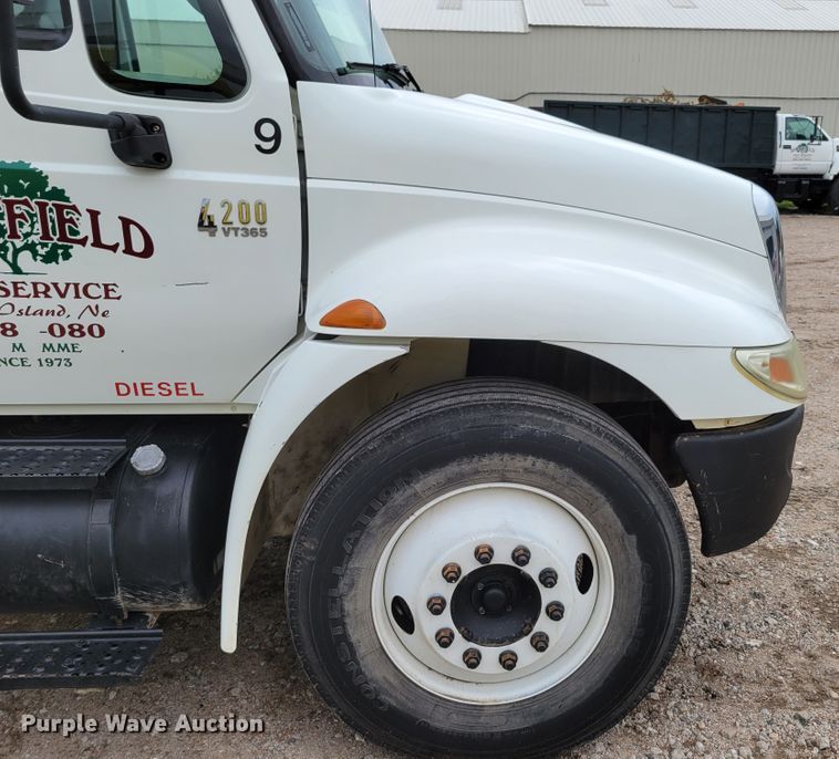 image for item DM2426 2004 International 4200  chipper truck