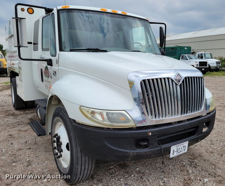 image for item DM2426 2004 International 4200  chipper truck