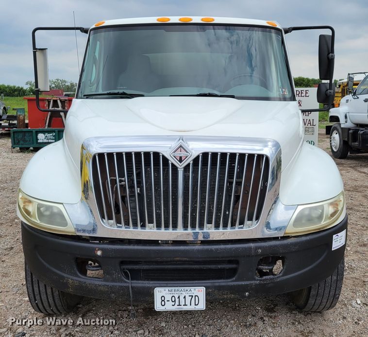 image for item DM2426 2004 International 4200  chipper truck