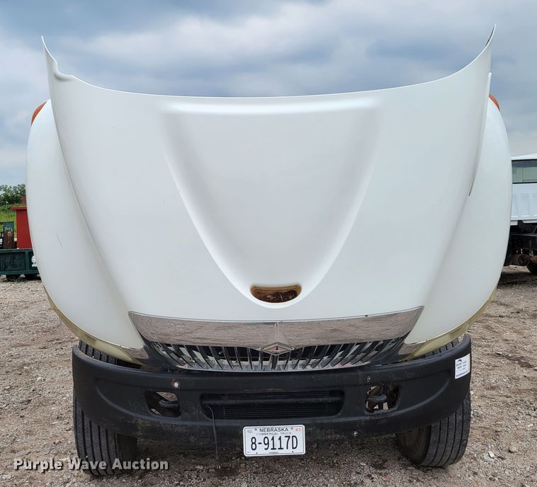 image for item DM2426 2004 International 4200  chipper truck