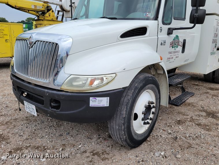 image for item DM2426 2004 International 4200  chipper truck