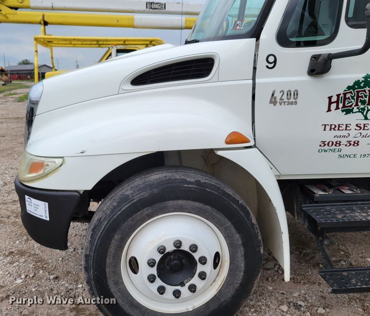 image for item DM2426 2004 International 4200  chipper truck