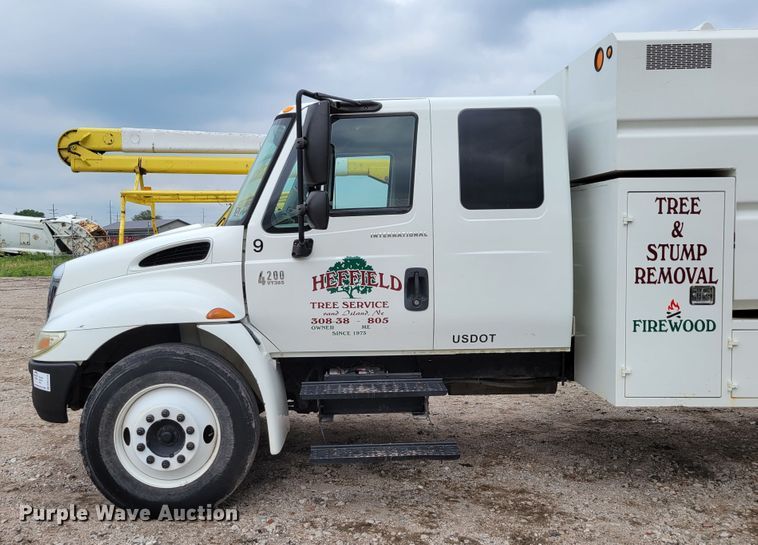 image for item DM2426 2004 International 4200  chipper truck