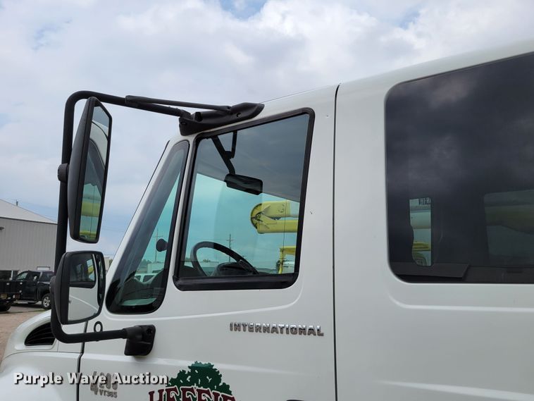 image for item DM2426 2004 International 4200  chipper truck