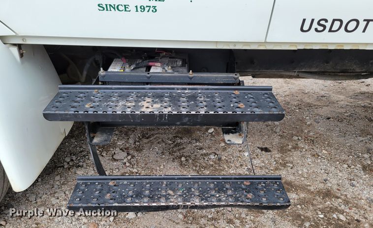 image for item DM2426 2004 International 4200  chipper truck