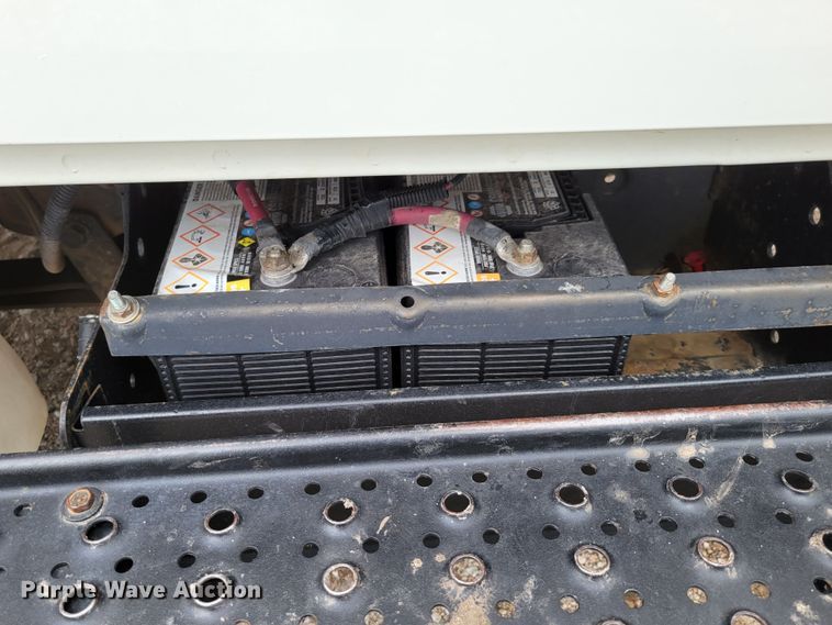 image for item DM2426 2004 International 4200  chipper truck