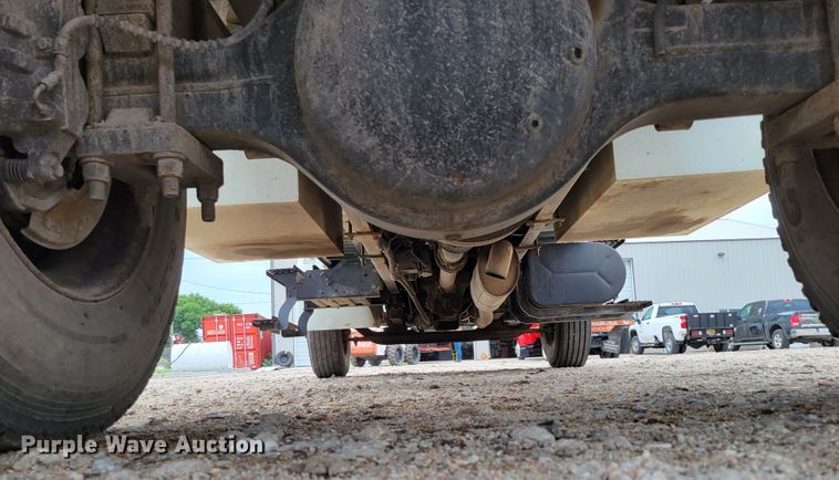 image for item DM2426 2004 International 4200  chipper truck