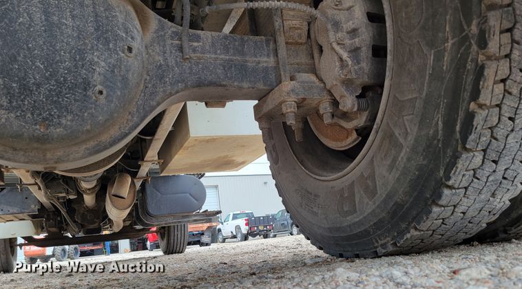 image for item DM2426 2004 International 4200  chipper truck