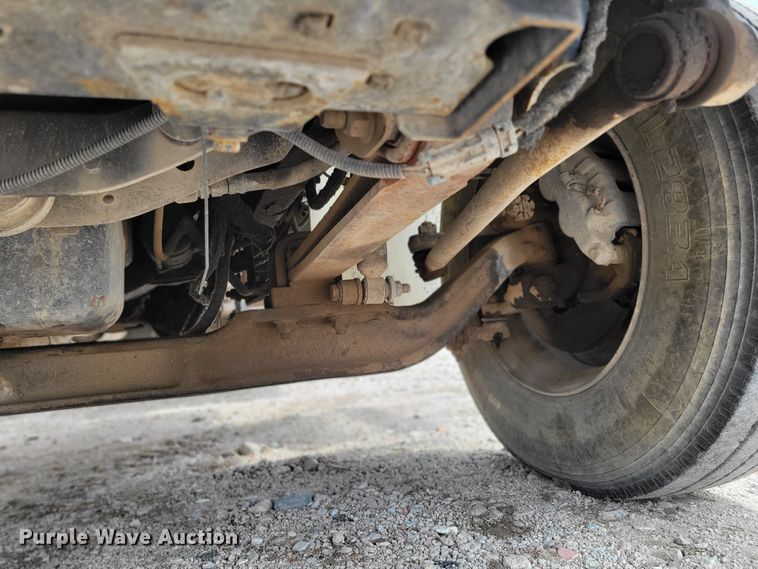 image for item DM2426 2004 International 4200  chipper truck