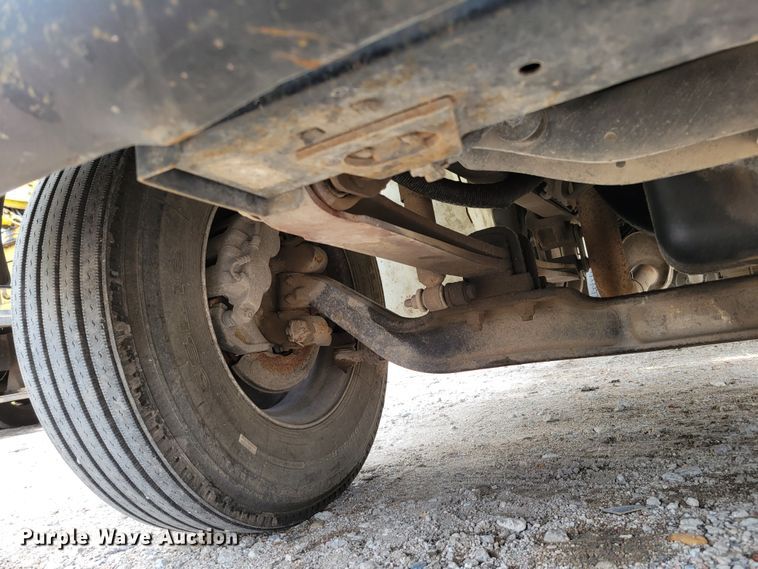 image for item DM2426 2004 International 4200  chipper truck