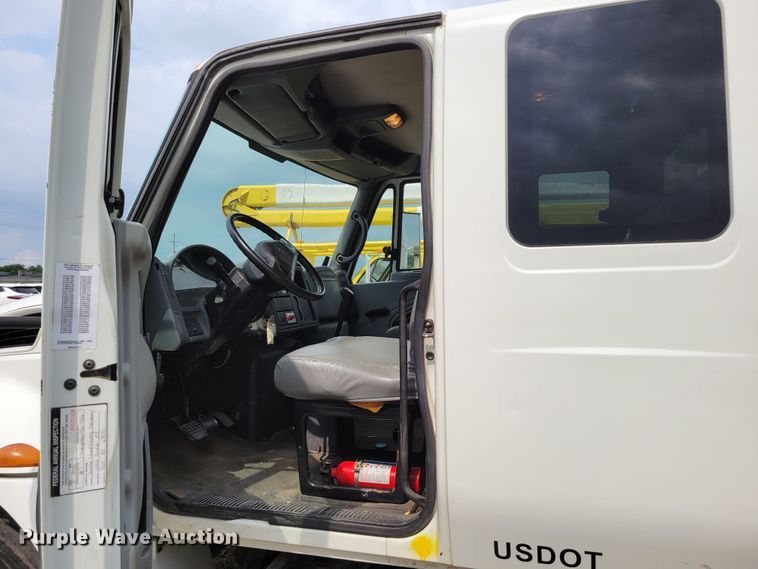 image for item DM2426 2004 International 4200  chipper truck