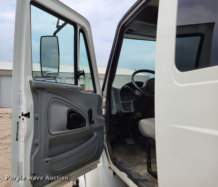 image for item DM2426 2004 International 4200  chipper truck