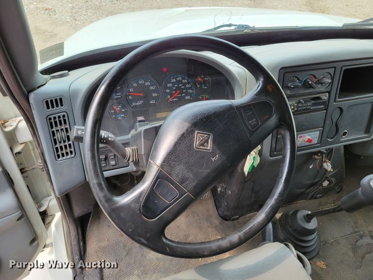 image for item DM2426 2004 International 4200  chipper truck