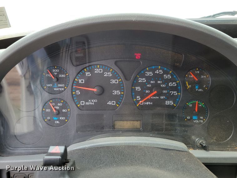 image for item DM2426 2004 International 4200  chipper truck