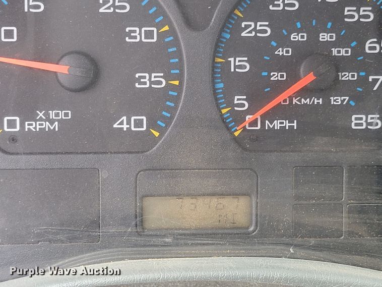 image for item DM2426 2004 International 4200  chipper truck