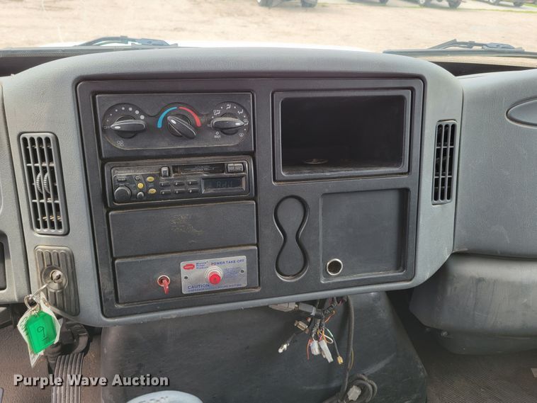 image for item DM2426 2004 International 4200  chipper truck