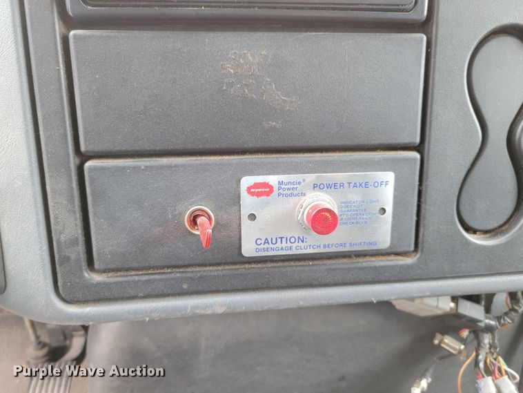 image for item DM2426 2004 International 4200  chipper truck