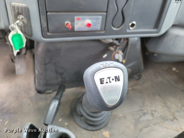 image for item DM2426 2004 International 4200  chipper truck