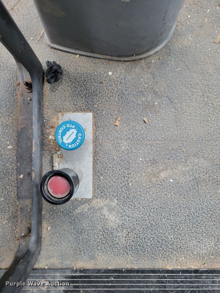 image for item DM2426 2004 International 4200  chipper truck