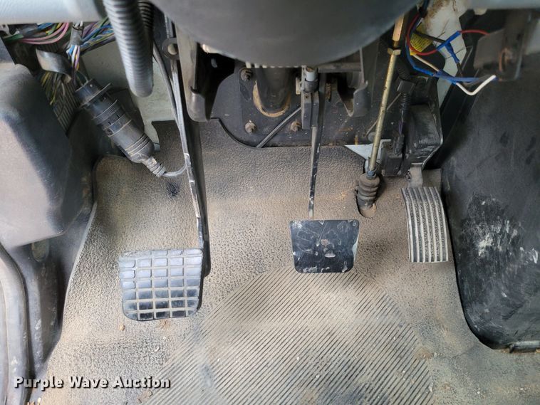 image for item DM2426 2004 International 4200  chipper truck