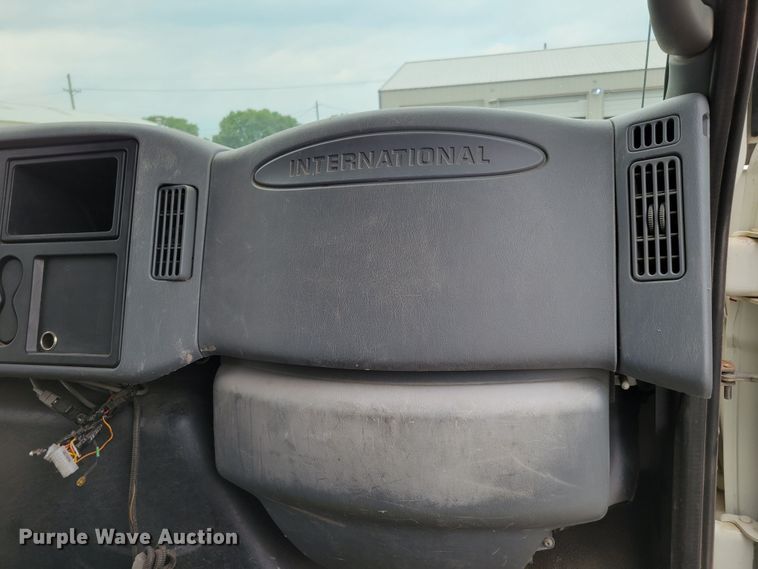 image for item DM2426 2004 International 4200  chipper truck